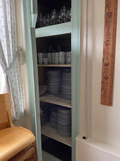 Kök, utrustat med kyl,frys, stor kaffebryggare, restaurangdiskmaskin, glas och porslin för 70 personer