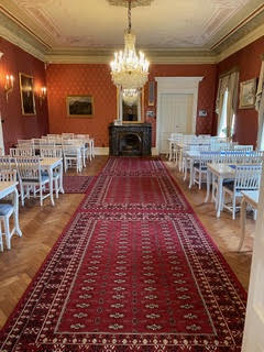 Stora salongen 9,6 x 6,3 meter. 9 st bord 180 x 80 cm.