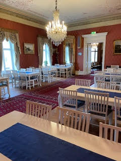 varje bord lämpligt för 6 personer. Går även att möblera som långbord.