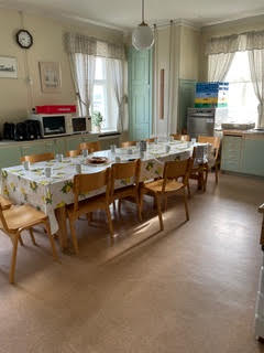 Kök, utrustat med kyl,frys, stor kaffebryggare, restaurangdiskmaskin, glas och porslin för 70 personer